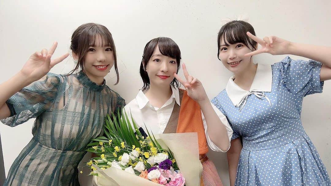 桐谷蝶々のインスタグラム：「💐💐💐  9月24日 平山笑美2ndワンマンライブ【New Anniversary】ゲスト出演しました。 ありがとうございましたー！！🥳  平山笑美ちゃんお誕生日当日という記念のライブでした♪ 笑美ちゃんお誕生日おめでとう🎂  写真は左から #桐谷蝶々 #平山笑美 ちゃん #小岩井ことり ちゃん  2曲歌いました🎤 Fluffy partyの楽曲からは 『Shining Sparkling Stars』💫  笑美ちゃんの楽曲からは『maybe maybe maybe』を3人で歌いました！  来てくださったみなさん、綺麗な景色をありがとうございましたー！！！✨ ちなみに『ぴらぼっち』でアーカイブ配信やってるそうです  そして、 この3人でYouTubeをやることになりました。 （Fluffy partyのプラットフォームがオンラインサロンからYouTubeに変わります）  『小岩井ことりテストちゃんねる』→『ことぴらちょ』になります！ ※詳細は後日お知らせ予定です  是非よろしくお願いします！  #平山笑美2ndライブ #ライブ #歌 #youtube #声優」