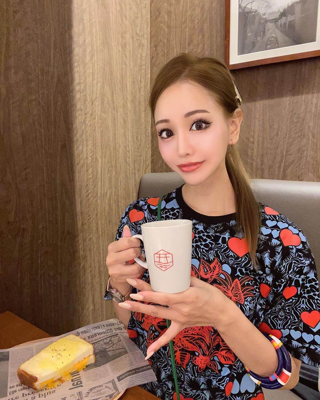 桜ゆみのインスタグラム：「宮島でモーニングした時の👶💕 島旨パンでシマウマ🦓なパンが食べたかったんだけど タイミングなのかなかった〜😭🫶  なので大好きなクロックムッシュ✨  ホテル内のパン屋さんで、 同じフロアにあるバルでイートインさせてくれた☺️💕  宮島楽しすぎて大好きになった😻 またいきたいなぁ〜👶🤍  . #島旨パン  #宮島別荘」