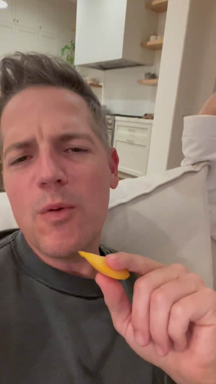 ジェイソン・ケネディさんのインスタグラム動画 (ジェイソン・ケネディInstagram)「Please weigh in….」9月26日