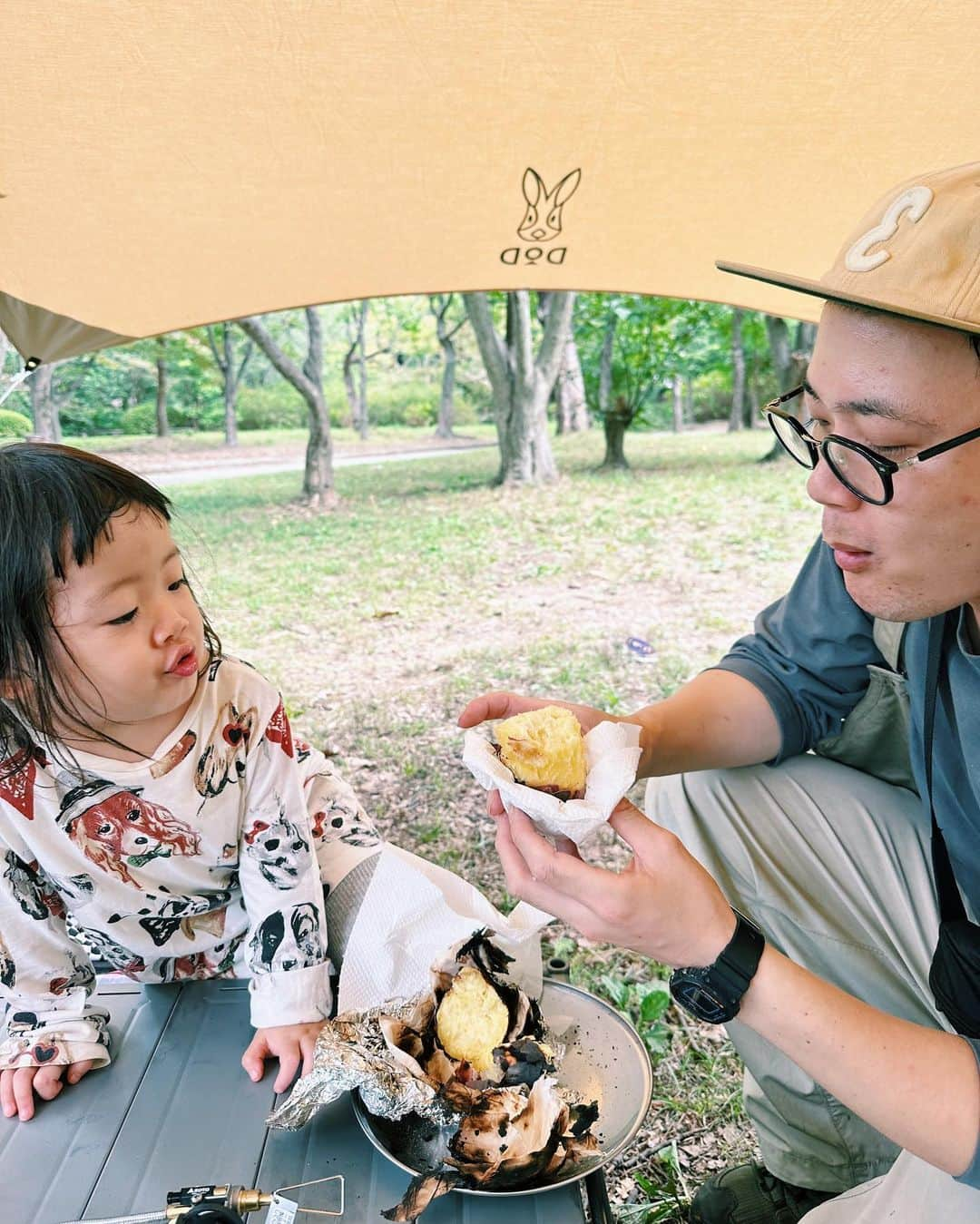 松原加奈恵さんのインスタグラム写真 - (松原加奈恵Instagram)「🍠🫶🏻 朝の公園は涼しくて静かで◎ 人が増えてきた頃に帰るのが我が家流🍄  虫対策と暑さ対策のおかげで さくらはテント内で気持ちよさそうに寝てました👶 たまに起きたら姉からのアツいハグ🧡  これからますます お外が気持ちい季節〜！最高〜！ 都会のカフェでテラス席でお茶もいいよね😉☕️ (それは大人だけで🤫🤫)  #ピクニック#子連れキャンプ#2歳9ヶ月#1ヶ月#姉弟 #ファミリーキャンプ」9月26日 12時09分 - piiiiiiico