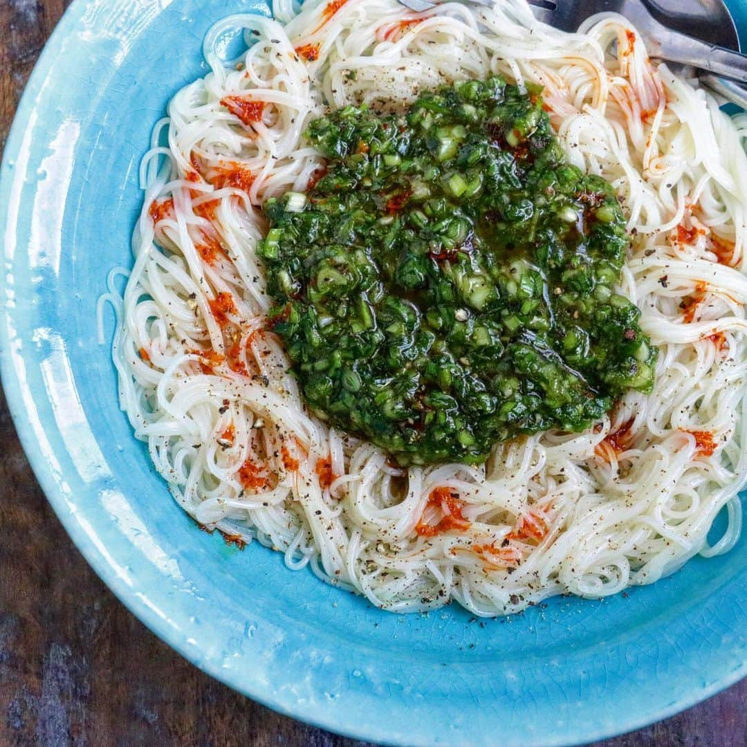 エダジュンさんのインスタグラム写真 - (エダジュンInstagram)「黒酢ニラタレの和え麺。  素麺の余りがあったので、 サクッと消費レシピ😊  ニラをみじん切りにして、黒酢、ごま油、 オイスターソース、塩を混ぜてソースに。  茹たそうめんにかけて、ラー油を回し入れたら完成🙌  よーく、混ぜていただきます✨  黒酢の酸味が効いていて、さっぱり〜😆 シンプルな味わいもよきよき☺️  #そうめん #黒酢 #ニラソース #エダジュン」9月26日 12時10分 - edajun