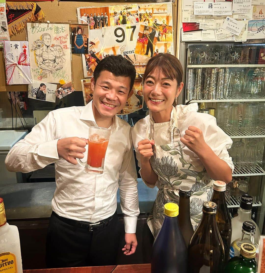 亀田興毅のインスタグラム：「こちらのお美しい店員様は某人気女性タレントの妹さんです。誰の妹でしょうか？？？」