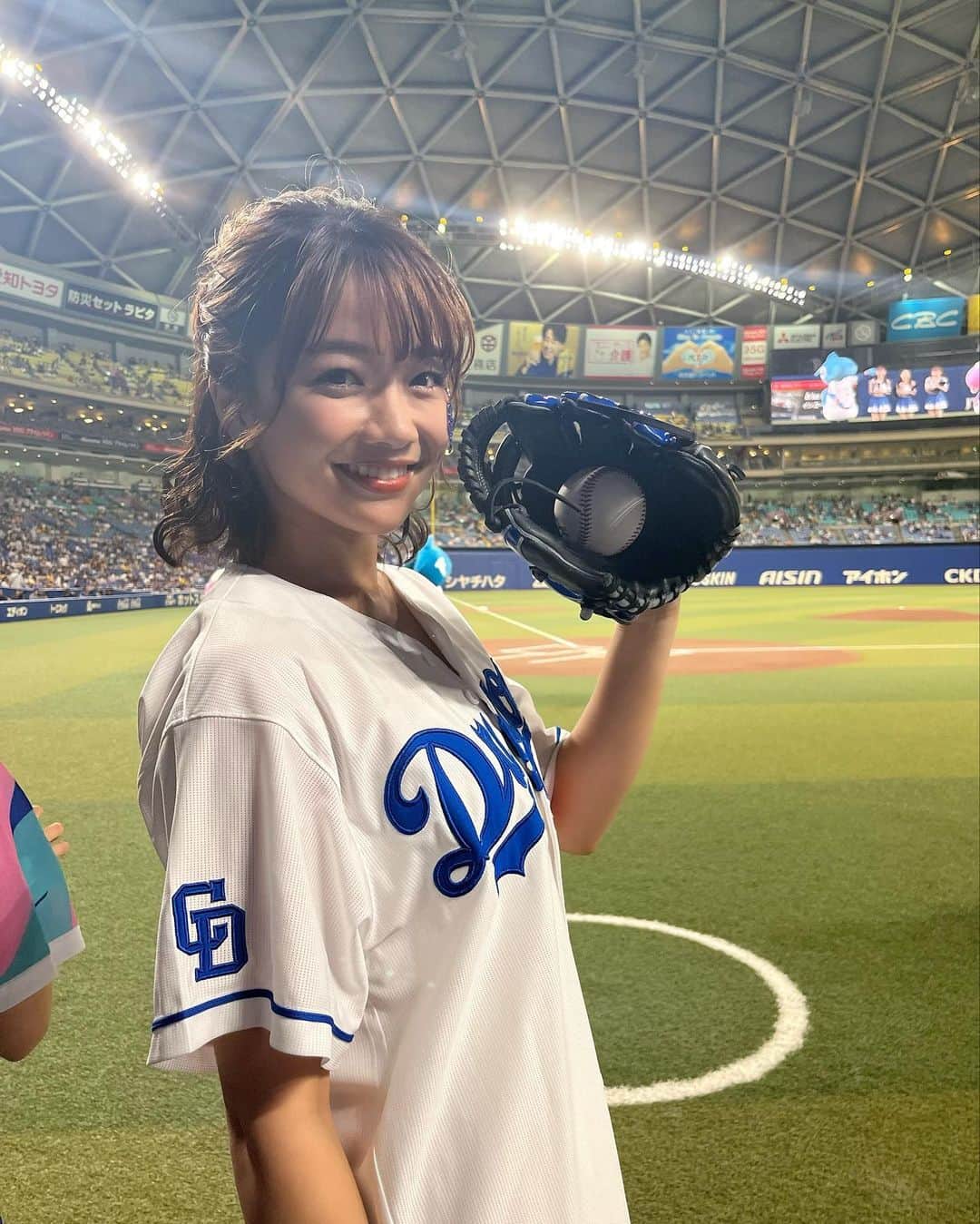 のインスタグラム：「昨夜はバンテリンドームナゴヤで 「放送局女性アナウンサー・DJ対抗  スピードボールコンテスト」に 出場させて頂きました⚾️  結果は、、、🥈 悔しい結果になりました〜😭 たくさん練習したのに、 練習のような球は投げられず😅 まだまだでしたなあ😂  本番マウンドに立つと スピード出そうと 張り切ってしまった🤭🫨 地面にガツーン！と🤣  投げてる写真は 顔が真剣すぎて🤣笑 最後はやっちまった〜顔です🤣  ただ！マウンドで投げられた だけでも本当にありがたい ことです🥺❤️ 各局のアナウンサーさんたちに お会いできたのも嬉しかったです😍 みんな可愛くて可愛くて🫣 鼻の下伸びてました🤣🤪❤️  優勝は亀蔦なごみさーん🎉 @kametsuta_nagomi 👏 元ソフトボール部という経歴で カッコ良すぎる投球でした⚾️  応援📣に駆けつけてくれた みなさんもありがとう ございました☺️🙏  東海ラジオリスナーの皆さま、 次？もし？チャンスがあれば 次回は優勝のマイクパフォーマンスで 東海ラジオ〜！って 叫べるように頑張って トレーニングしておきますね🏋️笑  #ドラゴンズ #中日ドラゴンズ #バンテリンドームナゴヤ #スピードボールコンテスト #野球 #始球式 #NHK #東海テレビ #CBC #中京テレビ #メーテレ #テレビ愛知 #東海ラジオ #アナウンサー #dj」