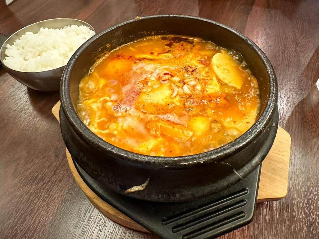 まえちゃんねるのインスタグラム：「今日のランチは、純豆腐チゲ🌶️豆腐が沢山入ってる上に、旨み・程よい辛みがあってGoodです👍初めて来たお店だけどレギュラー確定😊  #ランチ #今日のランチ #純豆腐チゲ #チゲ #スンドゥブチゲ #美味い」