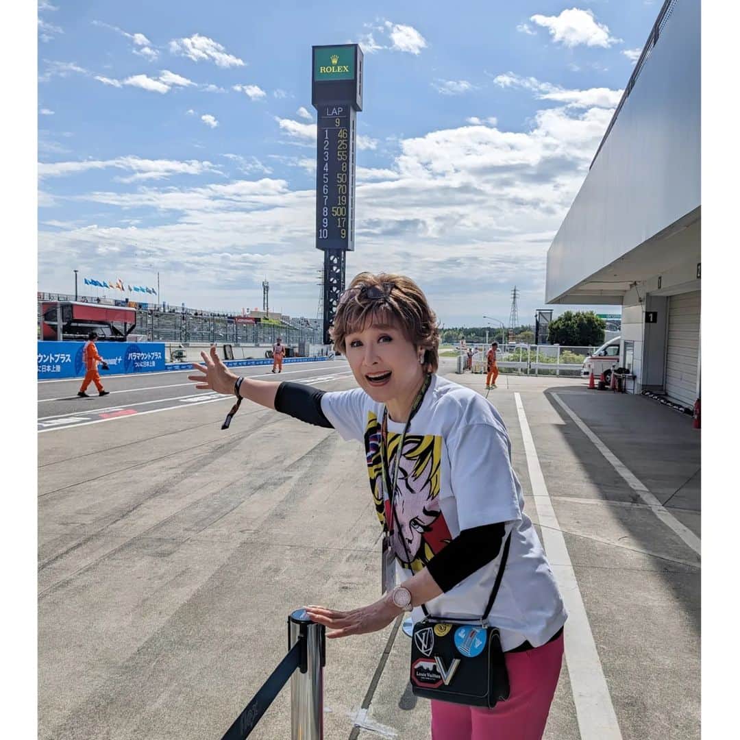小林幸子さんのインスタグラム写真 - (小林幸子Instagram)「人生初のＦ１に行ってきました‼️  レッドブル・ジャパンのマリオ社長にご招待頂き、24日に鈴鹿で開催された🏎Ｆ１日本グランプリ🏎へ  素晴らしいお天気で、暑いくらいでしたが、とっても楽しく、そして勉強にもなりました✨  今まで、あまり知識がなかったのですが、うちのマネージャーMが大好きで、うるさいくらいの解説付きで見てきましたw  なんと、ピットや表彰台の下など、スペシャルな場所にも連れて行って頂き、貴重な機会でした❤️  ドライバーのテクニック、スピード、タイヤ交換の速さ、エンジン音の臨場感、タイヤやオイルの香り😊  ぜひ沢山の皆さんに、生で体感して欲しい‼️‼️  今でも思い出して、興奮しちゃいます😊  ただ、次の日は筋肉痛と、暑さ疲れで大変😱  マリオ社長ありがとうございました❤ 来年も行くぞーー‼️‼️‼️  フェルスタッペン、優勝おめでとう✨ そして、 レッドブル　年間チーム優勝おめでとう✨  #sachikokobayashi  #小林幸子  #f1日本グランプリ  #f1jp  #f1gp  #マックスフェルスタッペン #優勝おめでとう #角田裕毅  #redbull  #優勝おめでとう  #初めてのf1 #鈴鹿サーキット  #国歌斉唱したいな  #レッドブルジャパン  #マリオ社長ありがとうございます」9月26日 12時15分 - kobayashi_sachiko_5884