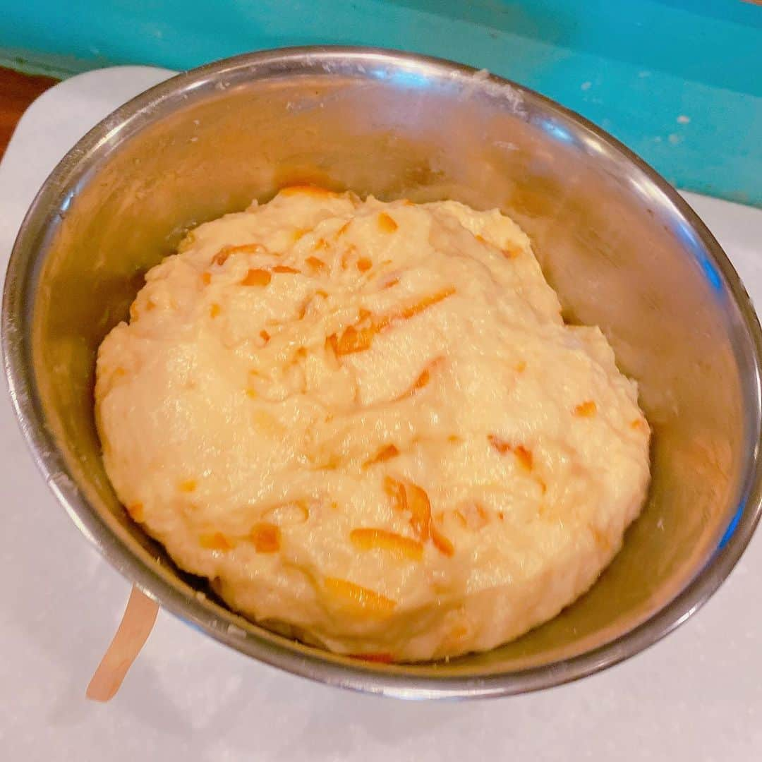 井上直美さんのインスタグラム写真 - (井上直美Instagram)「🥐パン教室🥐 トリエスティーニというスイスのパンを作りました。焼いてる時からもうもう凄くいい匂いでいつもは持ち帰るのですが我慢できずすぐに食べてしまいました。笑 生地がもちもちで中にオレンジが入っているので爽やかでとっても美味しかったぁ♡ 毎回思うのですが生地がぷるぷるしてて赤ちゃんみたいでなんだかとっても愛おしく感触が気持ち良いのでとっても癒されるんです(*^_^*)  　#パン教室　#トリエスティーニ　#大人習い事」9月26日 12時24分 - naochingyo