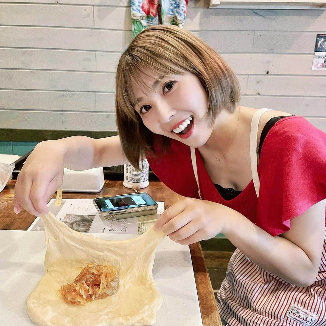 井上直美さんのインスタグラム写真 - (井上直美Instagram)「🥐パン教室🥐 トリエスティーニというスイスのパンを作りました。焼いてる時からもうもう凄くいい匂いでいつもは持ち帰るのですが我慢できずすぐに食べてしまいました。笑 生地がもちもちで中にオレンジが入っているので爽やかでとっても美味しかったぁ♡ 毎回思うのですが生地がぷるぷるしてて赤ちゃんみたいでなんだかとっても愛おしく感触が気持ち良いのでとっても癒されるんです(*^_^*)  　#パン教室　#トリエスティーニ　#大人習い事」9月26日 12時24分 - naochingyo