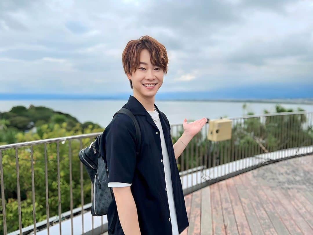 はやぶさのインスタグラム：「江の島、シーキャンドル付近からの景色です。 海外の方も多く足を運ぶ『湘南エリア』 都内からでもすぐ行ける場所に、こんな素敵な場所がある。 静かな時間を過ごしたい方にはオススメのエリアですね。  【EN】  This is the view from near the Sea Candle on Enoshima Island.  Shonan area is visited by lots of people from overseas.  There is such a wonderful place within a short distance from Tokyo.  It is a recommended area for those who want to spend a quiet time.  #はやぶさ #ヒカル #ヤマト #大滝ひかる #駿河ヤマト #イベント #一日一枚  #写真  #hayabusa #hikaru #yamato #event  #picstory  #picstagram #photooftheday  #photogram  #hayabusadiary  #はやぶさの日記  #fotohariini」