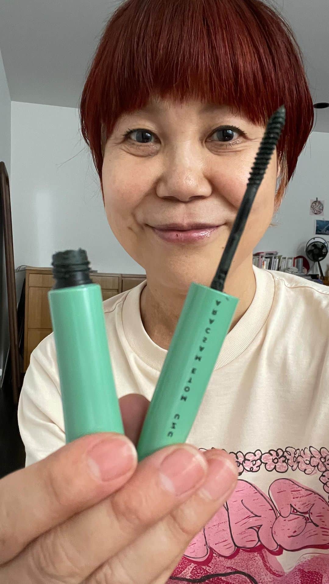 のインスタグラム：「毎日BEAUTY LIVE  2023/9/26  ちょっと遅れて10分間の毎日Beauty Live です✨  今日のお題《カラーマスカラ》  UZUのリニューアルしたカラーマスカラ。 色よく、付きよく、使い勝手しよしでお気に入り👀✨ 青みチョイ強めの"カーキ"はわたしの瞳の色をさり気なく引き立ててくれてお気に入り💚  もちろんお湯オフです📴  #ウズモテマスカラカーキ #uzuMOTEMASCARAKHAKI  #毎日ビューティライブ  #山本浩未 #ヤマモトヒロミ #メイクの白黒赤 #ちょっとの手間できれいが違う #おとな美容 #きれいは力  #きれいに終わりはない #たるみはメイクでなくせます」