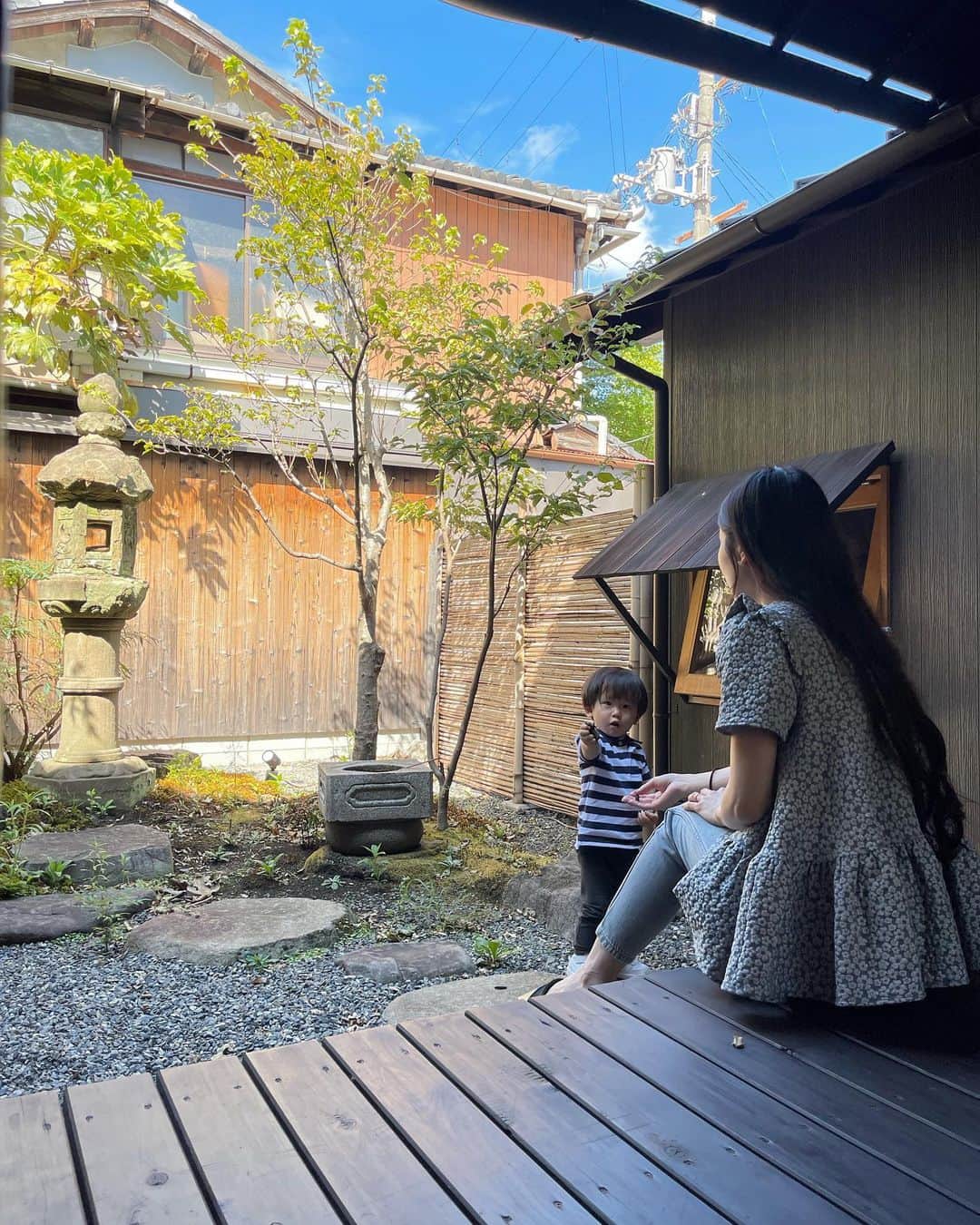 田中響子のインスタグラム：「京町家stay。 縁側がとても心地よかったです🌿  息子は小石を集めては 何度も何度もどうぞしてくれました🙂  私の奥に写っている窓はお風呂。 ライトアップされたお庭を眺めながら ゆっくり癒されました🛁」