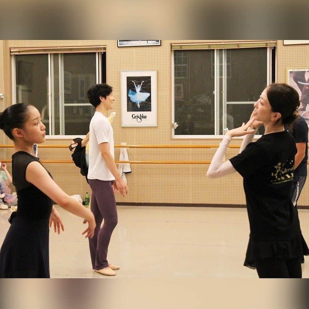 加治屋百合子さんのインスタグラム写真 - (加治屋百合子Instagram)「・ Sharing some memories from this summer☀️  Coaching at @y.s.b.company_school for their 10 year anniversary performance “The Nutcracker” in Osaka.   Both Mana (the sugar plum fairy) & @rio_fukunaga416 (the Prince) has taking my workshop since they were little☺️ Rio is now dancing with Hong Kong Ballet as professional🤩👏🏻  夏の素敵な思い出☀️  @y.s.b.company_school の10周年公演に向けてのリハーサルにお邪魔して指導してきました。 演目は @yosuke_0619 振り付けの新作「くるみ割り人形」。 主役の金平糖の精＆王子役は小さな頃からレッスンに参加してくれていた まなちゃん&理王君💓  理王君は昨年から香港バレエ団で活躍しています🌟  ******** 以下、理央君のページから再投稿:  一昨日、僕が小さい時から教えてくださっている加治屋百合子先生がリハーサルを見に来てくださいました😊 テクニックのコレクションだけでなく、身体や頭の付け方や魅せ方、パドドゥを踊る上での意識の仕方やリードの仕方などなど、夜遅くまで沢山教えてくださりました！本当にありがとうございました。本番楽しんで踊れるように頑張ります😊  #ballet #worldwideballet #maleballet #maleballetdancer #ballerina #balletdancer  #ysballetcompany #yurikokajiya #バレエ #バレエ男子 #バレエボーイズ #バレエダンサー #バレリーナ #加治屋百合子 #山本紗内恵バレエスクール」9月26日 12時27分 - yuriko_kajiya