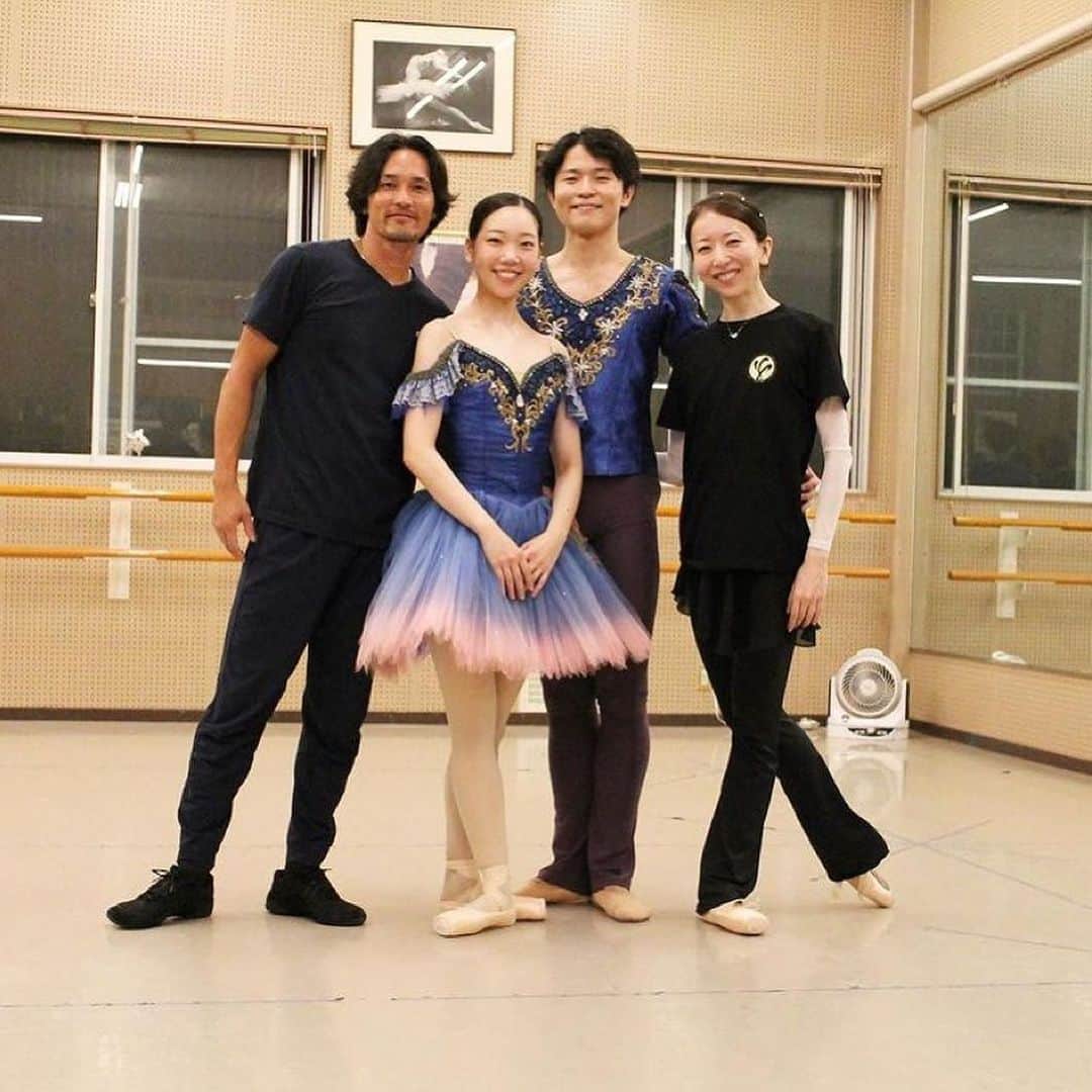 加治屋百合子のインスタグラム：「・ Sharing some memories from this summer☀️  Coaching at @y.s.b.company_school for their 10 year anniversary performance “The Nutcracker” in Osaka.   Both Mana (the sugar plum fairy) & @rio_fukunaga416 (the Prince) has taking my workshop since they were little☺️ Rio is now dancing with Hong Kong Ballet as professional🤩👏🏻  夏の素敵な思い出☀️  @y.s.b.company_school の10周年公演に向けてのリハーサルにお邪魔して指導してきました。 演目は @yosuke_0619 振り付けの新作「くるみ割り人形」。 主役の金平糖の精＆王子役は小さな頃からレッスンに参加してくれていた まなちゃん&理王君💓  理王君は昨年から香港バレエ団で活躍しています🌟  ******** 以下、理央君のページから再投稿:  一昨日、僕が小さい時から教えてくださっている加治屋百合子先生がリハーサルを見に来てくださいました😊 テクニックのコレクションだけでなく、身体や頭の付け方や魅せ方、パドドゥを踊る上での意識の仕方やリードの仕方などなど、夜遅くまで沢山教えてくださりました！本当にありがとうございました。本番楽しんで踊れるように頑張ります😊  #ballet #worldwideballet #maleballet #maleballetdancer #ballerina #balletdancer  #ysballetcompany #yurikokajiya #バレエ #バレエ男子 #バレエボーイズ #バレエダンサー #バレリーナ #加治屋百合子 #山本紗内恵バレエスクール」