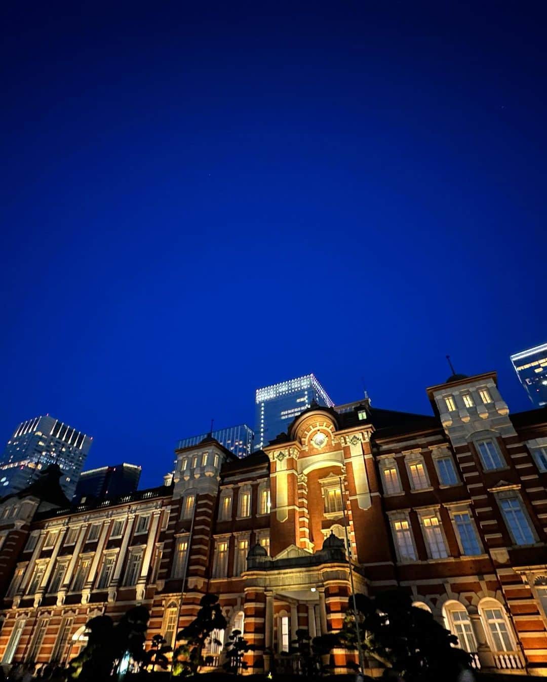 村上麻衣さんのインスタグラム写真 - (村上麻衣Instagram)「#tokyostation  #東京駅  合成みたいに綺麗でした✨  急に涼しくなって秋めいてきましたね。 クーラーなしでゆっくり眠れて、幸せです🤍  ⚠️こちら投稿しなおしです💦 いいね、コメントくださってた方ごめんなさい🙇‍♀️  #tokyo #夜景 #夜景スポット #夜景撮影 #夜景デート #japan」9月26日 12時28分 - maimaisue