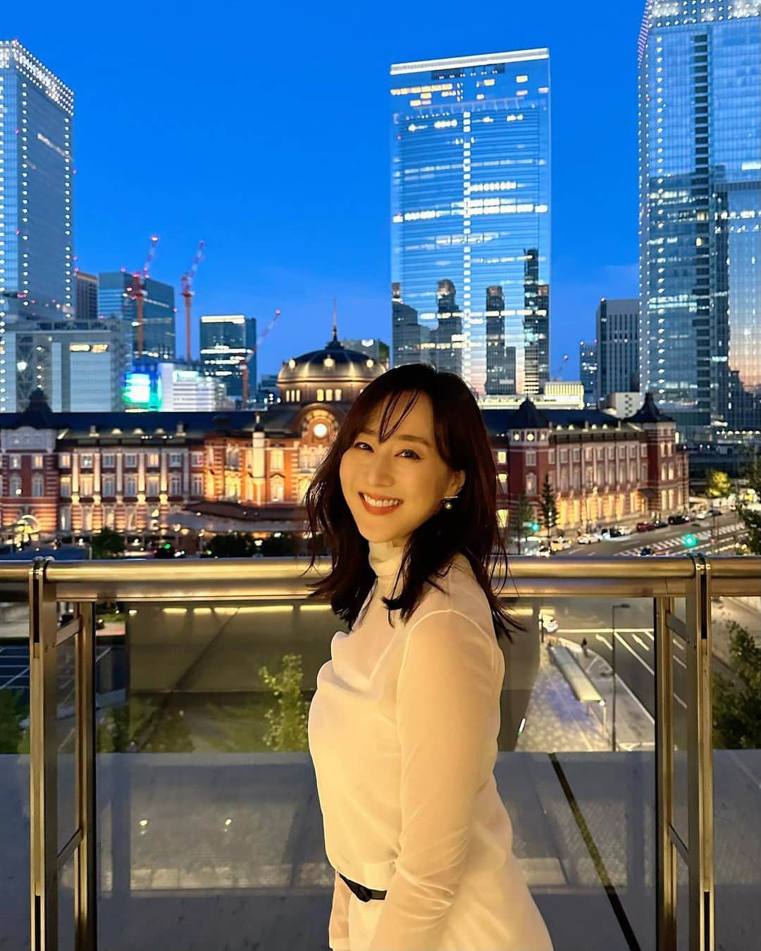 村上麻衣のインスタグラム：「#tokyostation  #東京駅  合成みたいに綺麗でした✨  急に涼しくなって秋めいてきましたね。 クーラーなしでゆっくり眠れて、幸せです🤍  ⚠️こちら投稿しなおしです💦 いいね、コメントくださってた方ごめんなさい🙇‍♀️  #tokyo #夜景 #夜景スポット #夜景撮影 #夜景デート #japan」