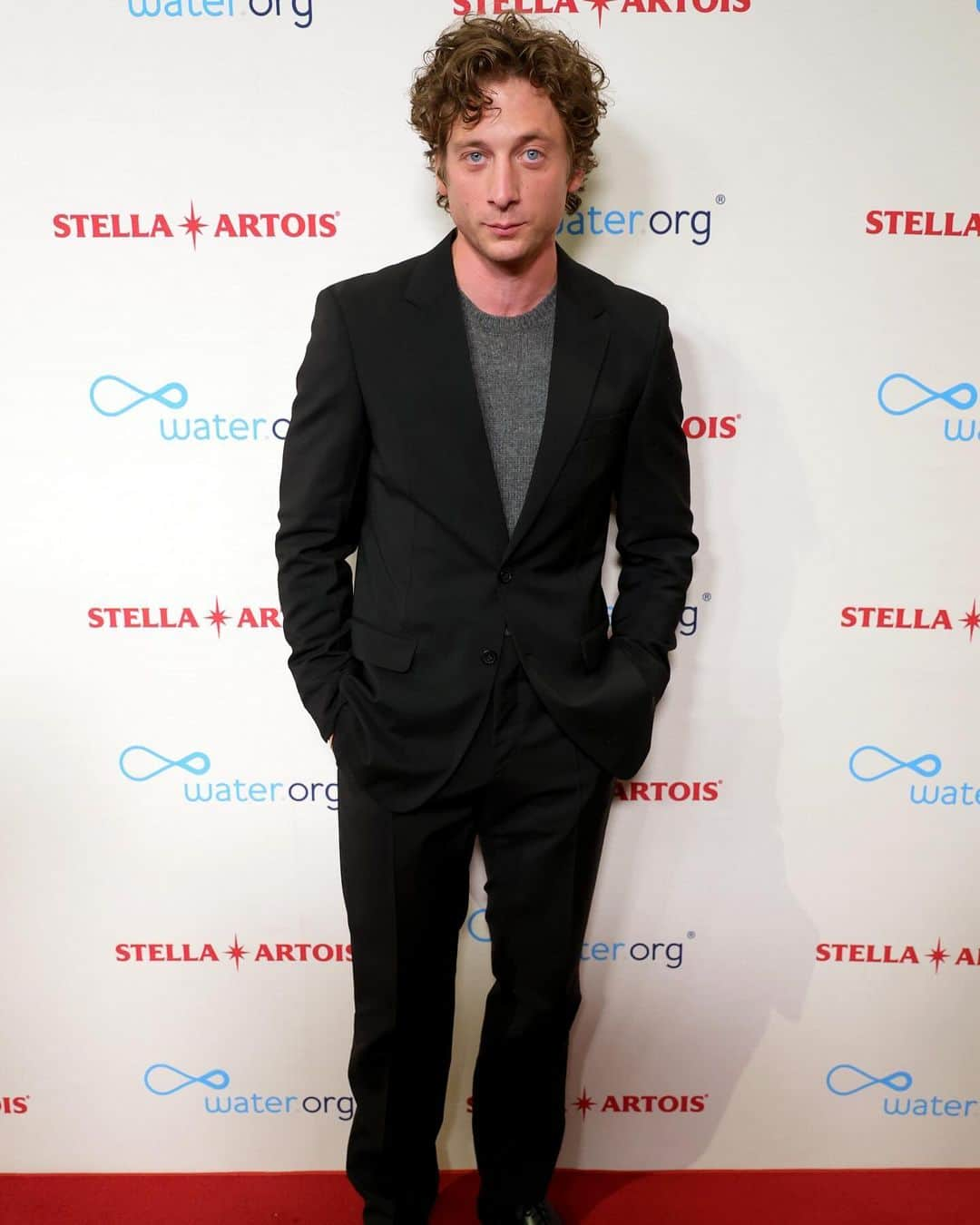 GQさんのインスタグラム写真 - (GQInstagram)「Jeremy Allen White’s secret to dressing up? Dressing down. His killer personal style helps him look just as good off the red carpet as on. He's the King of the Bodega Fit, the Master of Mess, the Doyen of Dishevelment. Read more on @jeremyallenwhitefinally's signature look at the link in bio.」9月26日 3時45分 - gq