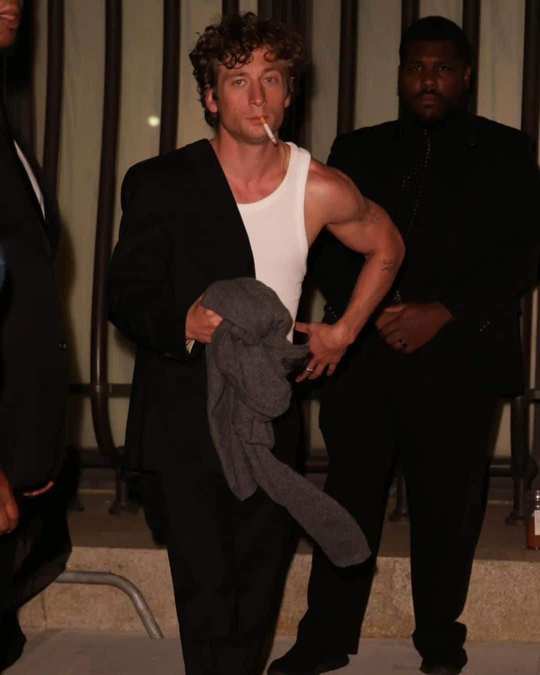 GQさんのインスタグラム写真 - (GQInstagram)「Jeremy Allen White’s secret to dressing up? Dressing down. His killer personal style helps him look just as good off the red carpet as on. He's the King of the Bodega Fit, the Master of Mess, the Doyen of Dishevelment. Read more on @jeremyallenwhitefinally's signature look at the link in bio.」9月26日 3時45分 - gq