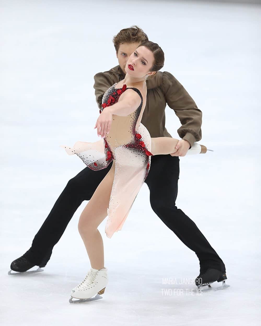 クリスティーナ・カレイラのインスタグラム：「“Her dress was her canvas, her perfume was the ink in which she wrote her story” 🌹 -the perfume   Nebelhorn trophy✅  See you next week in Finland!! • • • • #figureskating #skating #teamusa #germany #travel #isu #challenger #icedance #dance #iceacademyofmontreal #perfume」