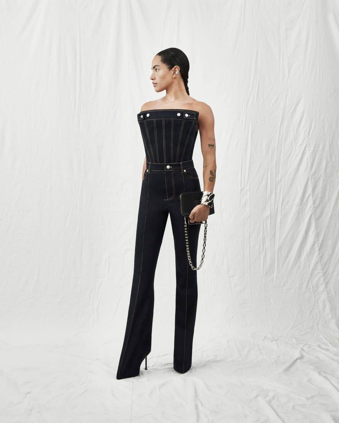 アレキサンダー・マックイーンのインスタグラム：「A #McQueenAW23 trompe l’oeil corset with integrated heeled trousers in indigo denim with tobacco stitching.⁣ ⁣ DIscover the collection via the link in bio. ⁣ ⁣  Photographed by @Jet.Swan and @ChloeLeDrezen ⁣ Video by @indigital.tv⁣ ⁣ Sleep cycling by Rob Lewis⁣ Now Is⁣ Written and performed by Rival Consoles⁣ Courtesy of Erased Tapes⁣ 23:52⁣ Written by Nils Frahm & Olafur Arnalds⁣ Performed by Nils Frahm & Olafur Arnalds⁣ Used by Permission of Manners McDade Music Publishing Ltd.⁣ Courtesy of Erased Tapes」