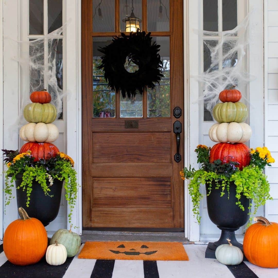 HGTVさんのインスタグラム写真 - (HGTVInstagram)「Cozy up your curb with some of our favorite fall-inspired porch and patio decorating ideas 🍁🎃🌻⁠ ⁠ Which look do you like best? ⁠ ⁠ Head to the 👉 link in bio for more porch and patio decorating ideas. #HGTVOutdoors⁠ ⁠ 📸: Shutterstock, Cassidy Garcia (Photo 2, 4, 5 + 8), @gopopfizz, Leslie Davis, Sarah Busby, iStock」9月26日 4時06分 - hgtv