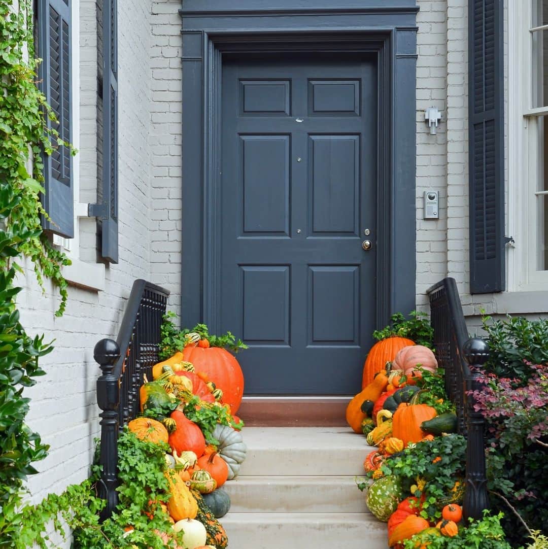 HGTVのインスタグラム：「Cozy up your curb with some of our favorite fall-inspired porch and patio decorating ideas 🍁🎃🌻⁠ ⁠ Which look do you like best? ⁠ ⁠ Head to the 👉 link in bio for more porch and patio decorating ideas. #HGTVOutdoors⁠ ⁠ 📸: Shutterstock, Cassidy Garcia (Photo 2, 4, 5 + 8), @gopopfizz, Leslie Davis, Sarah Busby, iStock」