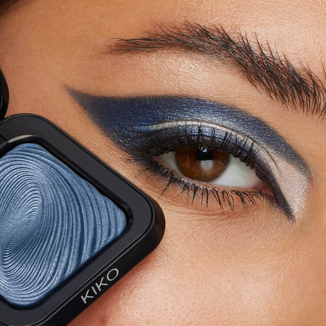 KIKO MILANOさんのインスタグラム写真 - (KIKO MILANOInstagram)「Dive into a world of blue with our new Water Eyeshadow! 💙 Instant color release, wet and dry use, and pure luminosity for an an enchanting blue #eyelook ✨⁣ ⁣ Water Eyeshadow 20, 01 - Graphic Look Eyes & Body Pencil 10 - New Maxi Mod Mascara - Eyebrow Designer Gel Mascara - Micro Precision Eyebrow Pencil 04⁣」9月26日 4時15分 - kikomilano