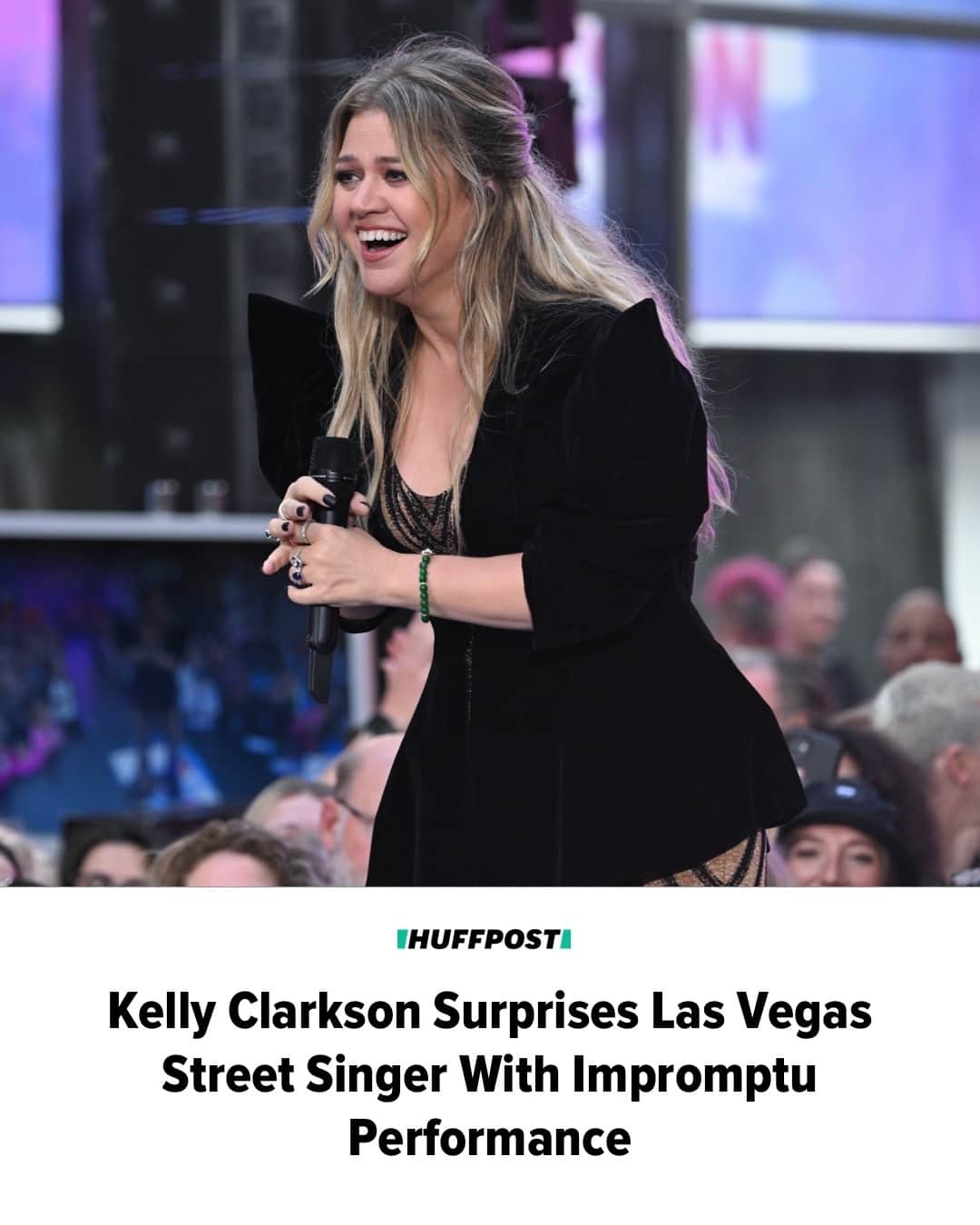 Huffington Postのインスタグラム：「Kelly Clarkson just gave one Las Vegas street singer the performance of a lifetime. Watch the sweet moment at our link in bio! 📷 Getty Images // 🖊️ Kelby Vera」