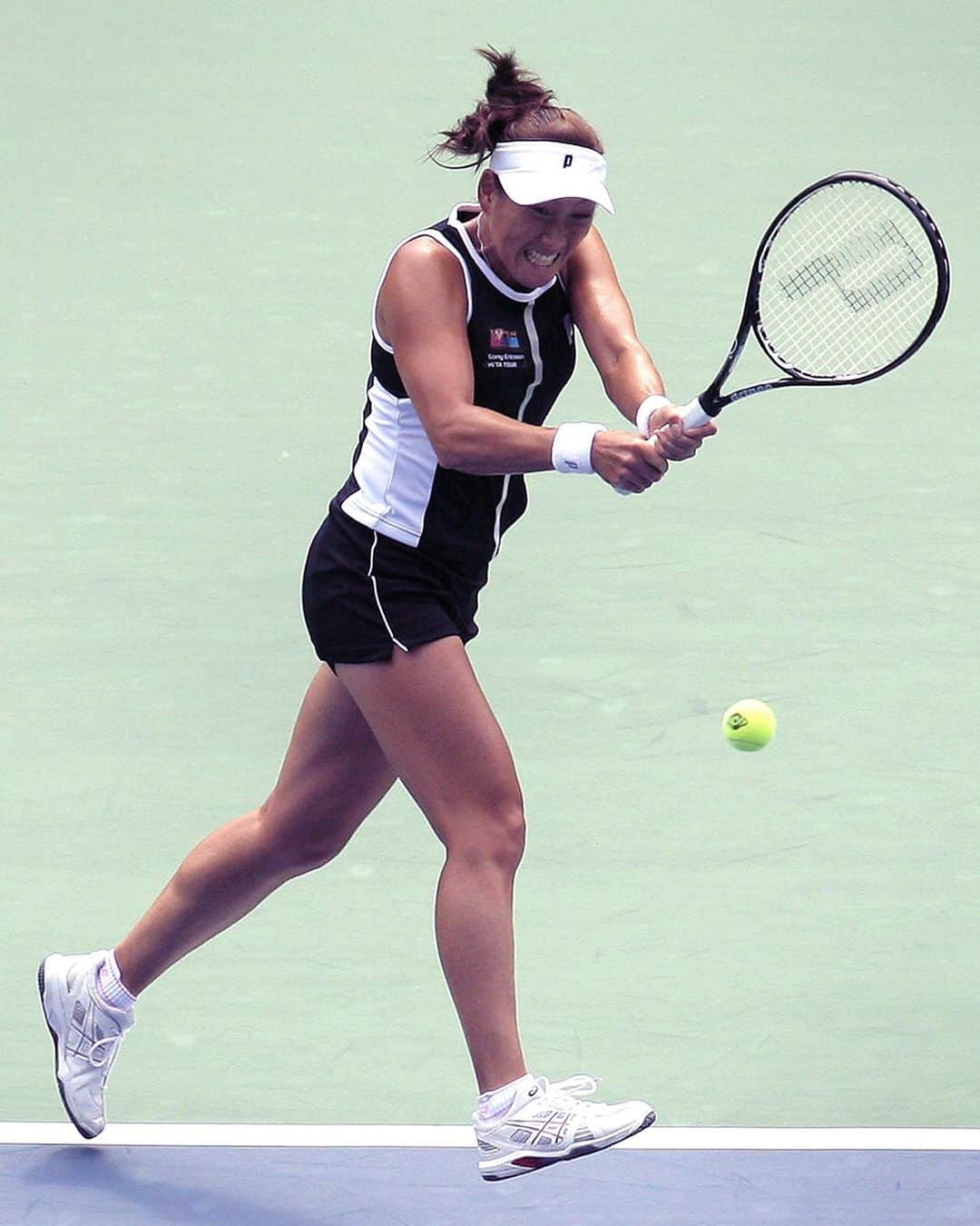 WTA（女子テニス協会）さんのインスタグラム写真 - (WTA（女子テニス協会）Instagram)「In 2009, @aisugiyamaofficial made an emotional swansong @torayppo where she reached the doubles final with @danielahantuchova.    In 2000, after winning the US Open with Julie Halard, Sugiyama had become the first Japanese tennis player to achieve a No.1 ranking, going on to hold the top spot in doubles for 45 weeks.   Among her 38 career doubles titles she also won Wimbledon and Roland-Garros with @clijsterskim in 2003 and rose as high as No.8 in singles.  #WTA50 #JustStarting」9月26日 4時21分 - wta