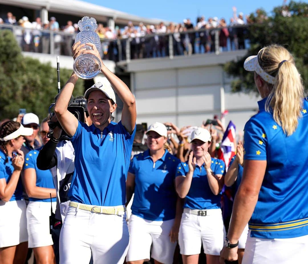 カルロタ・シガンダさんのインスタグラム写真 - (カルロタ・シガンダInstagram)「Wow, what a spectacular week playing the @thesolheimcup in @fincacortesin 🇪🇸🇪🇸🇪🇸 Very special moments that I will remember forever ❤️  To my captain, vice captains and @solheimcupeuro teammates, THANK YOU for letting me be a part of this team, it’s been an absolute pleasure to play alongside all of you. Very proud of the team effort 🇪🇺💪🇪🇺💪#vamos  Team USA, it’s always a fierce battle when we compete against each other  and I think women’s golf it’s the winner this week with some incredible playing. I have a lot of respect for all these amazing players.   To my country, family, friends and all the fans, I don’t have words to describe the feeling I had walking the fairways this week, listening to all the songs and feeling all the support, moments that I will cherish forever! Thank you 🙏   GRACIAS 🇪🇸🇪🇸🇪🇸」9月26日 4時27分 - carlotagolf