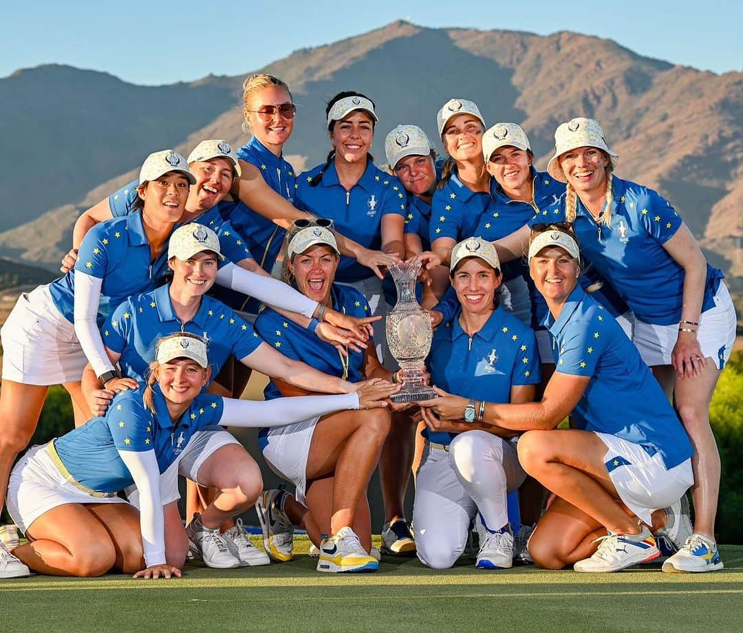 カルロタ・シガンダさんのインスタグラム写真 - (カルロタ・シガンダInstagram)「Wow, what a spectacular week playing the @thesolheimcup in @fincacortesin 🇪🇸🇪🇸🇪🇸 Very special moments that I will remember forever ❤️  To my captain, vice captains and @solheimcupeuro teammates, THANK YOU for letting me be a part of this team, it’s been an absolute pleasure to play alongside all of you. Very proud of the team effort 🇪🇺💪🇪🇺💪#vamos  Team USA, it’s always a fierce battle when we compete against each other  and I think women’s golf it’s the winner this week with some incredible playing. I have a lot of respect for all these amazing players.   To my country, family, friends and all the fans, I don’t have words to describe the feeling I had walking the fairways this week, listening to all the songs and feeling all the support, moments that I will cherish forever! Thank you 🙏   GRACIAS 🇪🇸🇪🇸🇪🇸」9月26日 4時27分 - carlotagolf