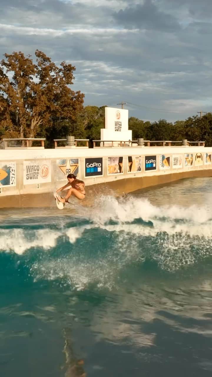 ジョーディン・バラットのインスタグラム：「always a good time with good people  at @wacosurf_tx ! thanks so much for the clip @simple_drone 🤘🏼」