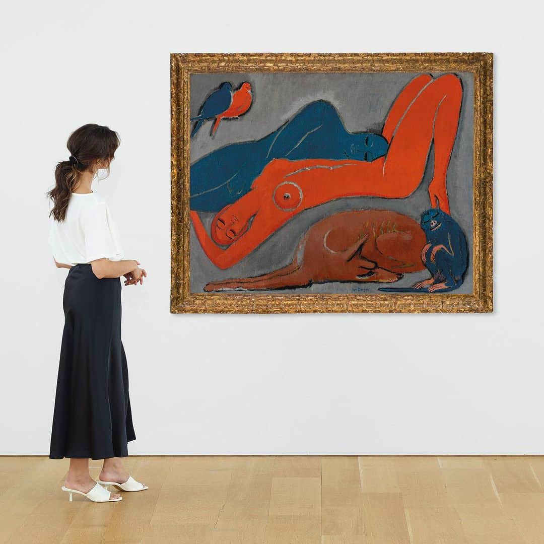 クリスティーズのインスタグラム：「Painted in 1918, Kees van Dongen's 'La Quiétude' is mesmeric, a fantasy of colour and life, a reverie made real.⁣ ⁣ Against a steel-grey ground, two figures lie entwined, their bright bodies painted midnight blue and siren red. Around them is an entire menagerie: twinned songbirds, a drowsy dog, a monkey. ⁣ ⁣ Van Dongen employed a riotous blend of bright pigments to create works of stunning chromatic vigour that challenged the possibilities of colour. ⁣ ⁣ Kees van Dongen (1877-1968), 'La Quiétude' (1918). Estimate: £3,000,000 - £5,000,000. ⁣ ⁣ 📍Masterpieces from the Collection of Sam Josefowitz: A Lifetime of Discovery and Scholarship: 13 October | London.⁣ ⁣  #KeesvanDongen #JosefowitzCollection #Frieze20⁣」
