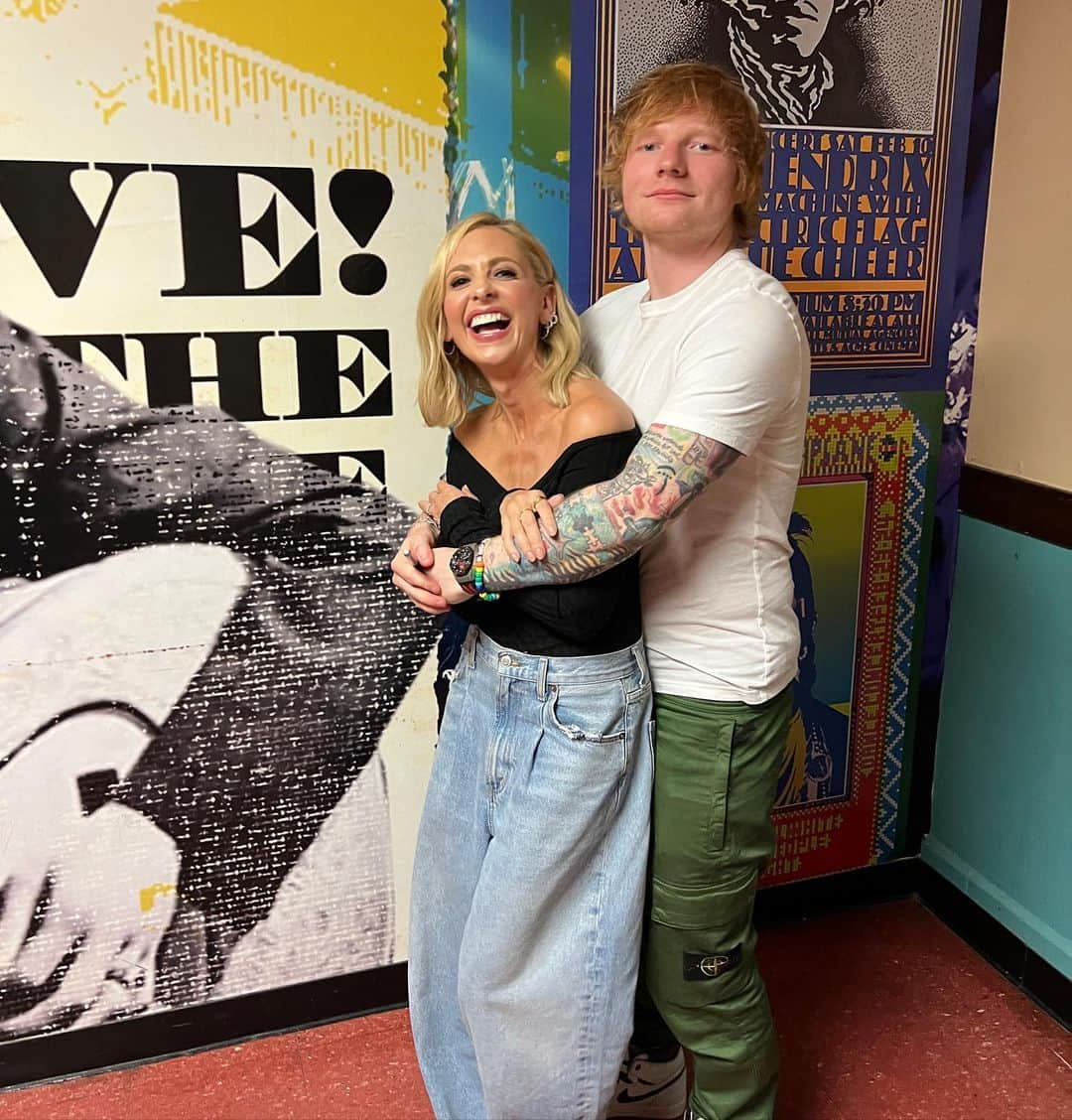 サラ・ミシェル・ゲラーさんのインスタグラム写真 - (サラ・ミシェル・ゲラーInstagram)「So this is my @teddysphotos appreciation post. First the obvious, in my opinion (and I don’t think it’s an unpopular one) he is the most talented singer songwriter of his time. Subtract is so much more than an album - while I have deal with my fair share of grief and loss in my life, this album not only reminds us we are not alone, it gives us hope (no strings is my personal favorite) I got to watch him perform this personal album Friday night and I was blown away (go to my stories for excessive performance spam) So first I want to thank him for that. (And make sure to get the videos where he takes his mic off and jumps into the audience to sing) Now for things you may not know about him.  He is the definition of a friend, he’s wickedly funny, always knows how to have a good time while still being the hardest worker, he’s an incredible (and dedicated) husband and father, and I’ve never met someone so kind to his fans. (He literally made my daughter and her friends lives for her birthday) I am so lucky to know you Ed. You inspire your friends and your fans. (And as you can see from this pic- he always makes me laugh ) And thank you @marksurridge for this pic」9月26日 4時41分 - sarahmgellar