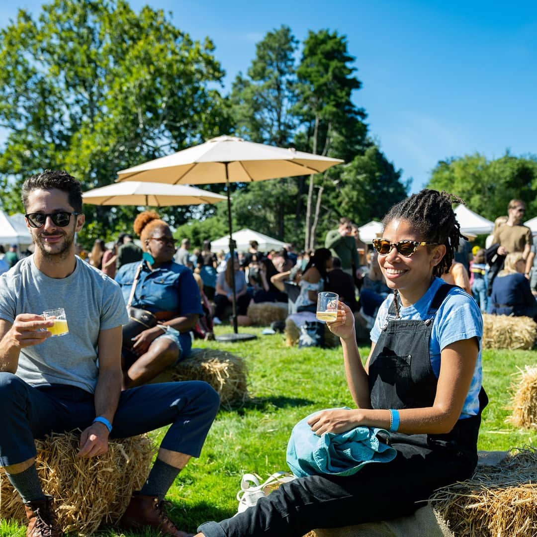 ニューヨーク植物園のインスタグラム：「UPDATE: Due to the weather, Bales & Ales has been rescheduled to Sunday, October 1, 12–5 p.m. Tickets are now SOLD OUT.  Bales & Ales is this weekend, and tickets are selling fast! 🍻☀️🍁  Say cheers to the season while you fill up your souvenir sampling cup with unlimited samples of craft beers, ciders, and spiked seltzers. Explore what's on tap from local breweries, such as @soulbrewingcompany, @kcbcbeer, and @drinklunar. The perfect fall afternoon continues with lawn games, live music, and light bites. And don't miss the harvesting and fermentation demos with our visiting brewers.  Make sure to get your tickets for this much-loved event—before they sell out! Hit the link in our bio to get yours now.  #BalesAndAles #FallOWeen」