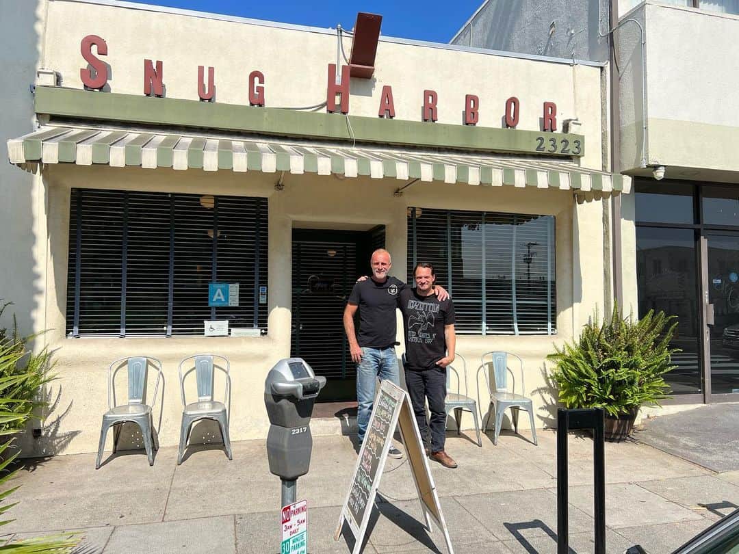 ティモシー・V・マーフィーのインスタグラム：「From The Yuma State Penitentiary,to fighting robots in the desert,to bar fights in Santa Monica ,to crime in New York City we've remained friends @snugharborsantamonica @ronniegeneblevins @truedetective @westworldhbo @nbclawandorder @soafx #ambushatdarkcanyon #hotbathstiffdrink 😎😎😎」