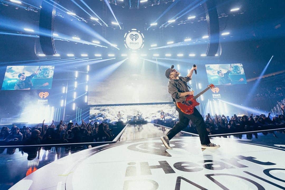 フォール・アウト・ボーイさんのインスタグラム写真 - (フォール・アウト・ボーイInstagram)「on fire at @iheartfestival 🔥  📸 @elliottxingham」9月26日 5時10分 - falloutboy