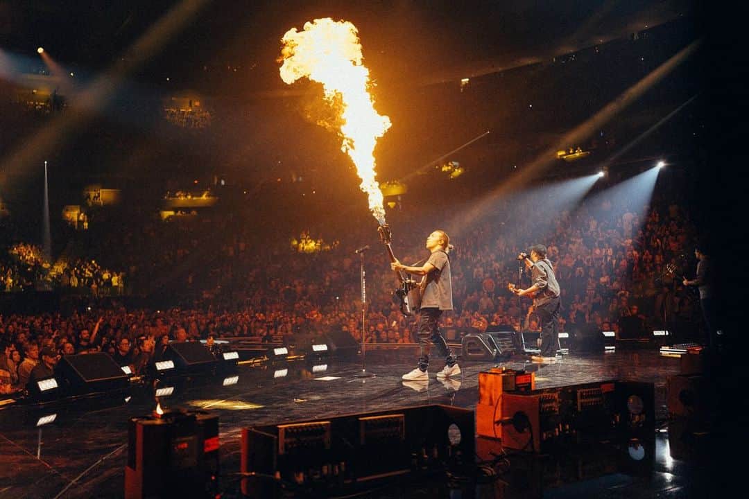 フォール・アウト・ボーイさんのインスタグラム写真 - (フォール・アウト・ボーイInstagram)「on fire at @iheartfestival 🔥  📸 @elliottxingham」9月26日 5時10分 - falloutboy