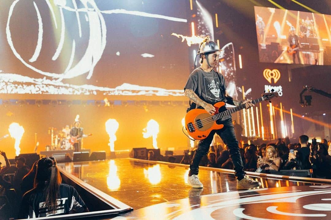 フォール・アウト・ボーイさんのインスタグラム写真 - (フォール・アウト・ボーイInstagram)「on fire at @iheartfestival 🔥  📸 @elliottxingham」9月26日 5時10分 - falloutboy
