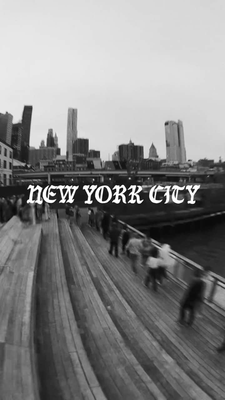 マックルモアーのインスタグラム：「NEW YORK CITY 🍎…CINEMA ENERGY」