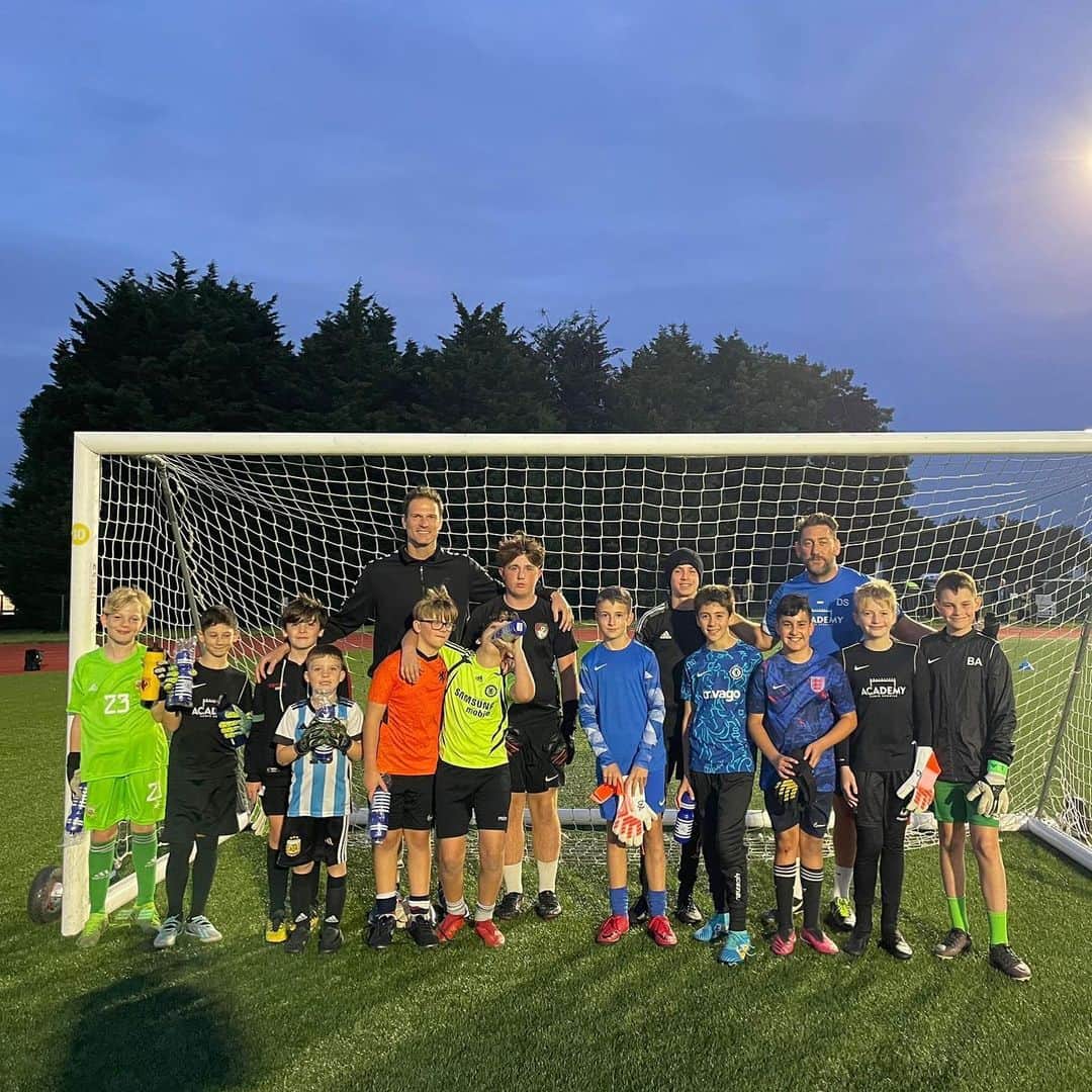 アスミル・ベゴヴィッチのインスタグラム：「Awesome night getting to visit my @abgkacademy in Surrey. Great to see all the kids putting in the work 🙌🆎🧤」