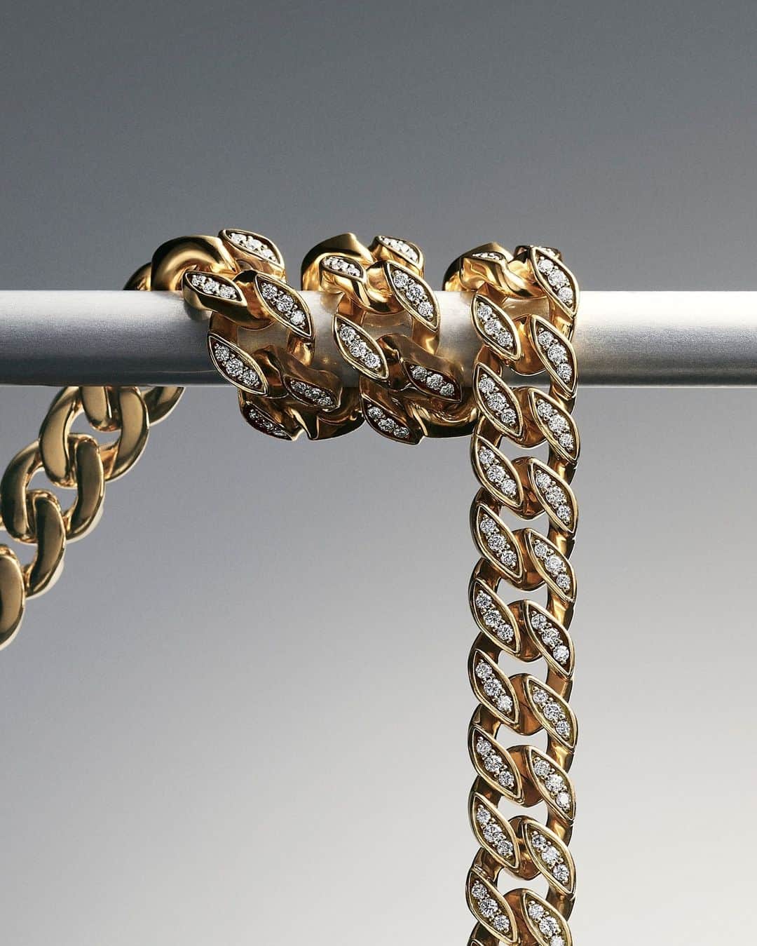 のインスタグラム：「Each Curb Chain is a hand-assembled work of sculpture. Refined links are finished with meticulously set pavé diamonds.  #DavidYurman #DYCurbChain」