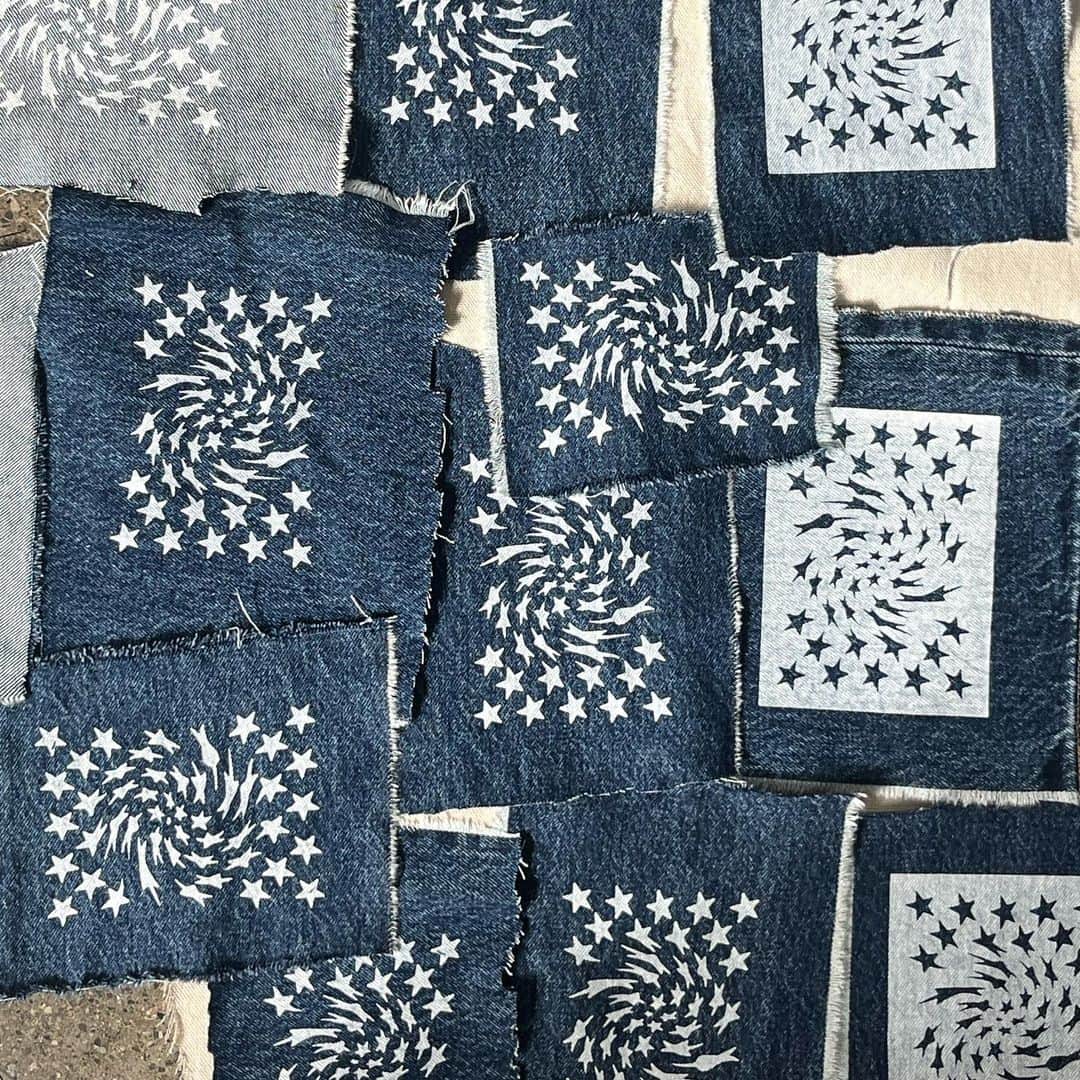 トロ・イ・モアのインスタグラム：「screen printed denim patches」