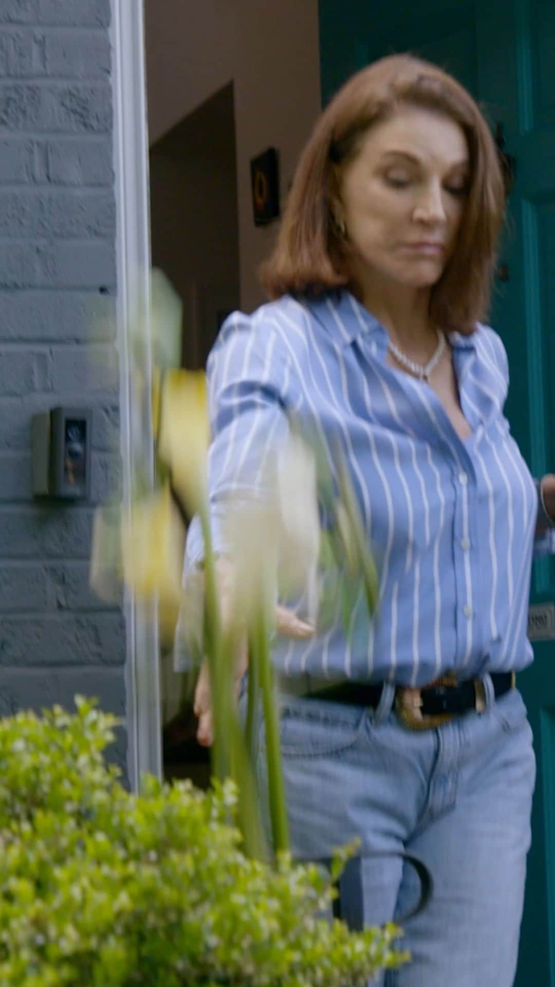 HGTVのインスタグラム：「It can be hard to clear out clutter on your own. Luckily, Hilary is there to help - and take out the trash, literally! Tune in to an all-new episode of Tough Love with @hilary_farr tonight at 9|8c to see this makeover.」