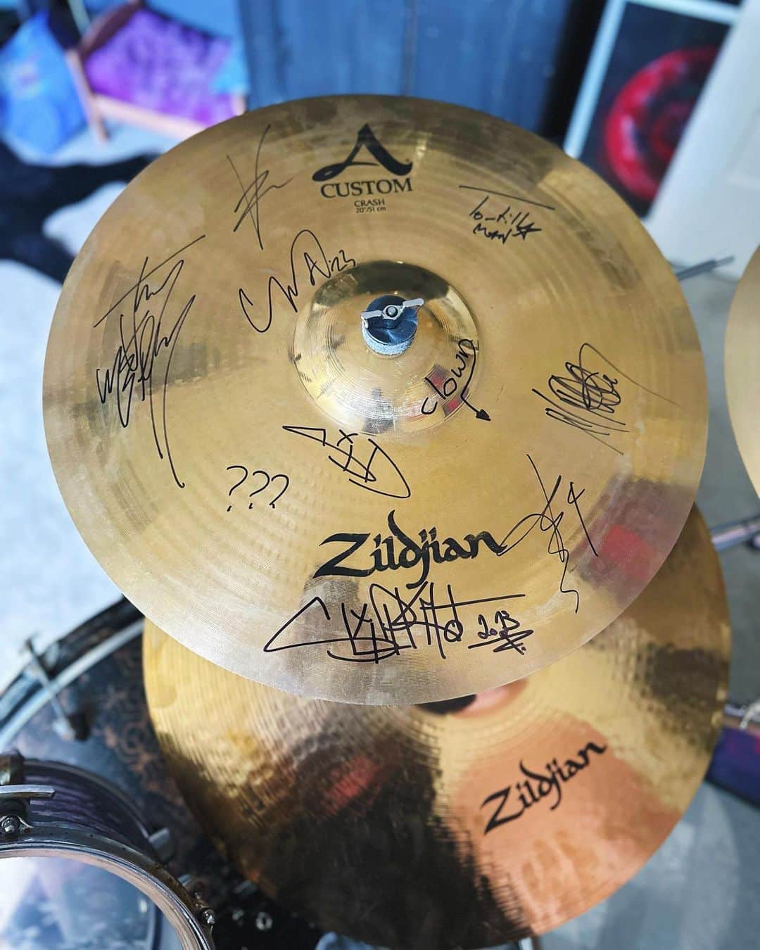 Slipknotのインスタグラム：「@JayWeinberg has contributed this used 20” A Custom crash cymbal to @ZildjianCompany’s 400th Anniversary Auction, benefitting @MusiCares.   The cymbal was played throughout our #TheEndSoFar World Tour and is signed by all members of #Slipknot.   Auction ends September 29. Bid now at closiit.com」