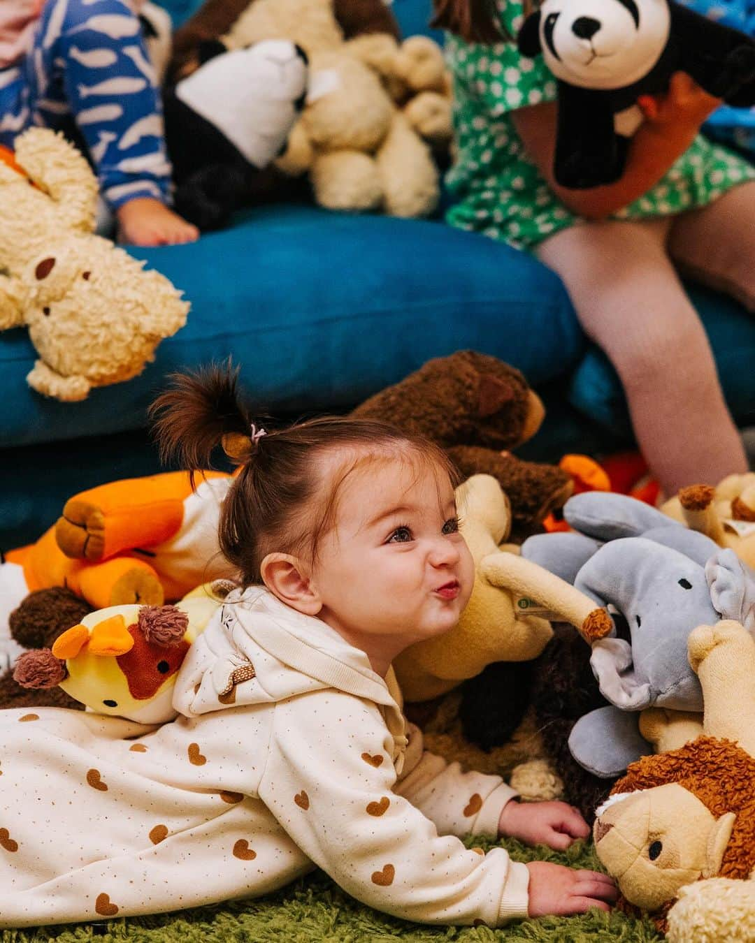 Andrew Knappさんのインスタグラム写真 - (Andrew KnappInstagram)「Big shoutout to @bearsforhumanity for sending us the most sustainable plush toys out there. The book launch was such a blast and every little one who attended got a free teddy bear. 🧸   These organic, fair trade, non-toxic toys really set a new standard. The company also donates a toy for every toy purchased.   Thanks again, Vijay and team 💖」9月26日 5時35分 - andrewknapp