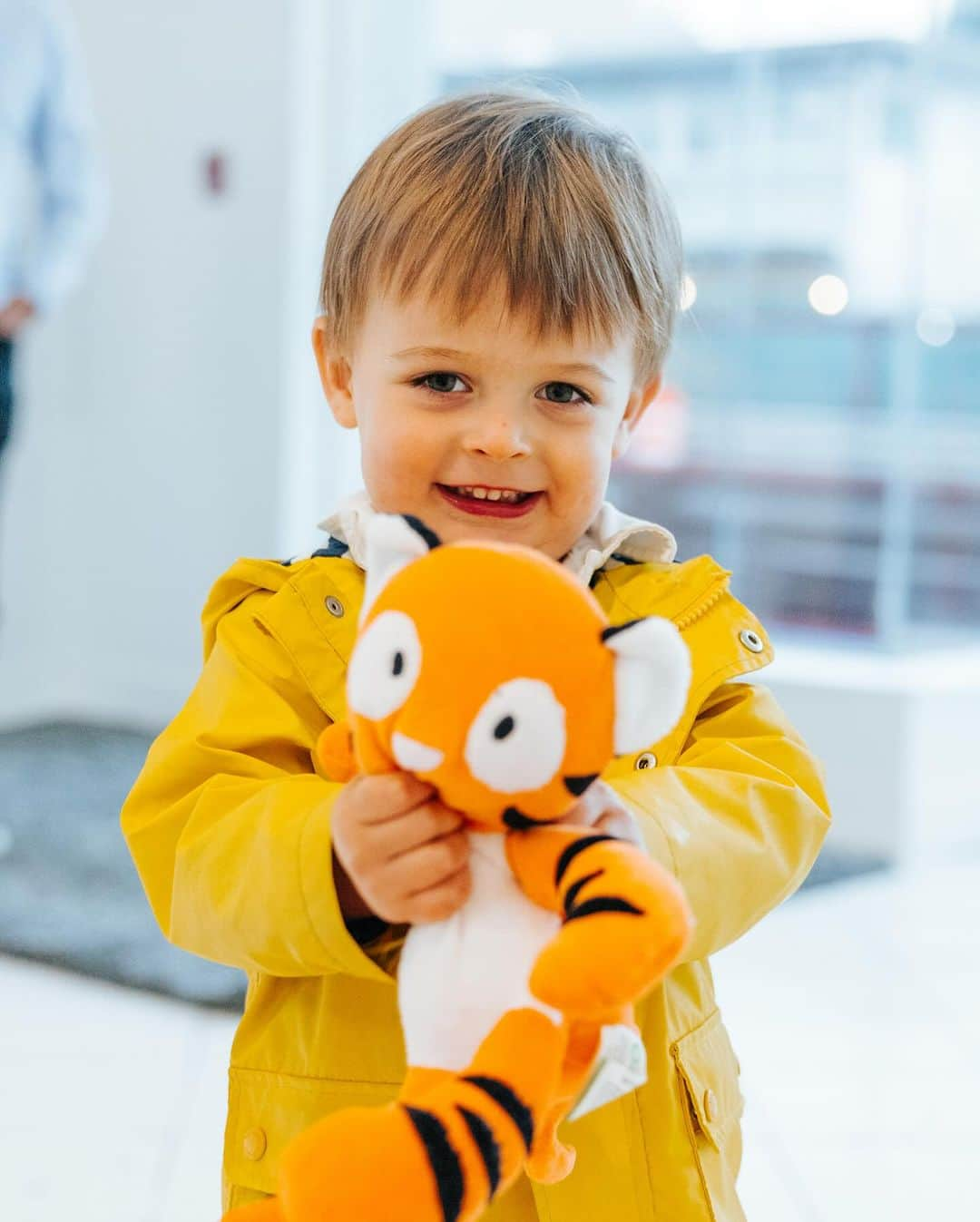 Andrew Knappさんのインスタグラム写真 - (Andrew KnappInstagram)「Big shoutout to @bearsforhumanity for sending us the most sustainable plush toys out there. The book launch was such a blast and every little one who attended got a free teddy bear. 🧸   These organic, fair trade, non-toxic toys really set a new standard. The company also donates a toy for every toy purchased.   Thanks again, Vijay and team 💖」9月26日 5時35分 - andrewknapp