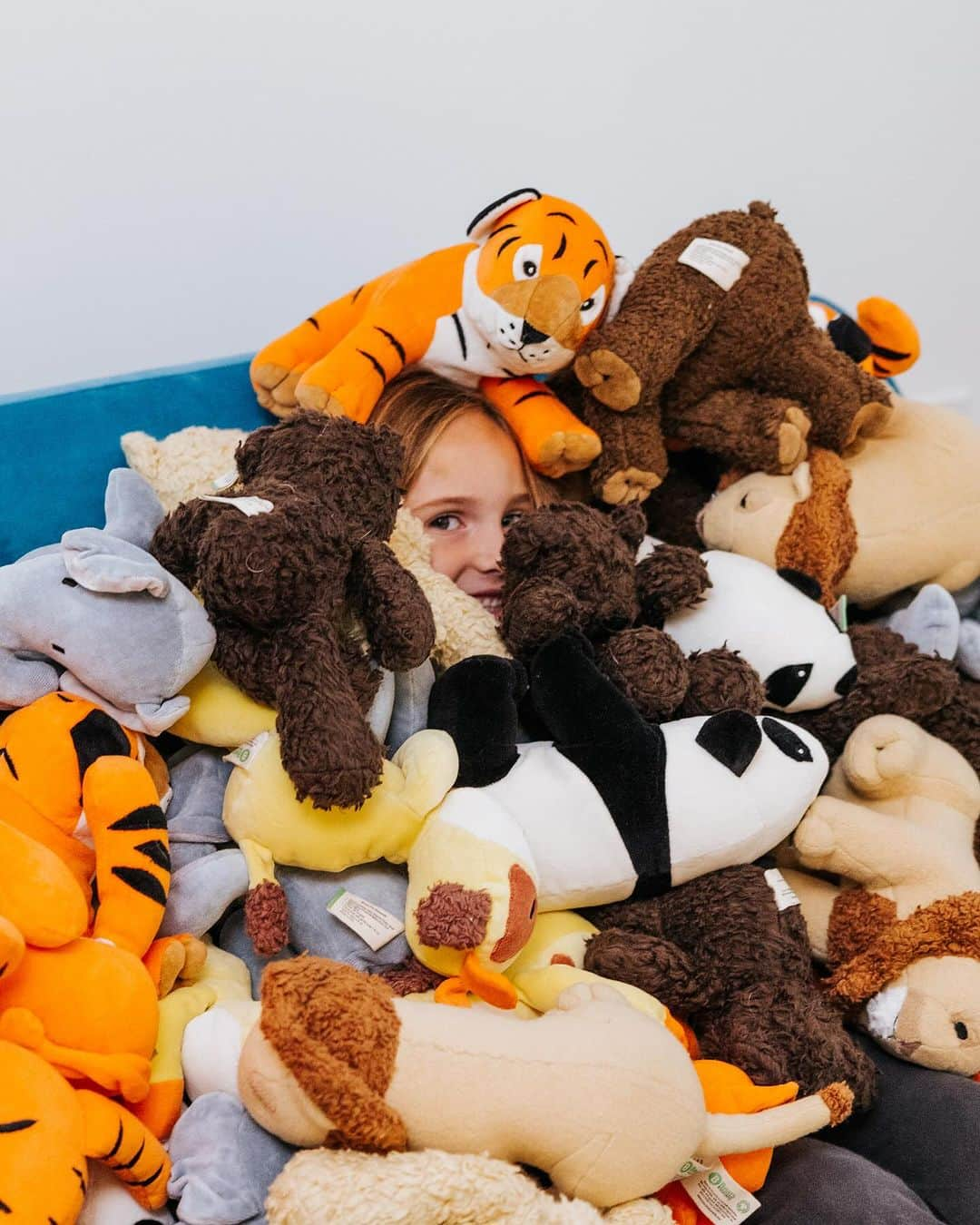 Andrew Knappさんのインスタグラム写真 - (Andrew KnappInstagram)「Big shoutout to @bearsforhumanity for sending us the most sustainable plush toys out there. The book launch was such a blast and every little one who attended got a free teddy bear. 🧸   These organic, fair trade, non-toxic toys really set a new standard. The company also donates a toy for every toy purchased.   Thanks again, Vijay and team 💖」9月26日 5時35分 - andrewknapp