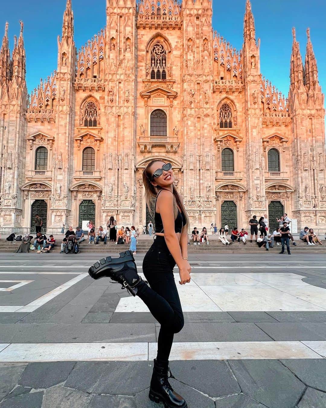 鈴木愛美のインスタグラム：「: 𝑴𝒊𝒍𝒂𝒏𝒐🇮🇹  𝓑𝓵𝓪𝓬𝓴 𝓬𝓸𝓭𝓮🖤✴︎゜ ✔︎pants / @emoda_official  ✔︎boots & bag / @prada  ✔︎sunglasses / @pinkyshake_official   #manyacode #blackfashion #blackcode #coordinate #fashion #fashionista #fashionstyle #code #🖤」