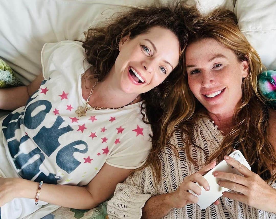 ポピー・モンゴメリーのインスタグラム：「Best reunion last night with my beautiful #relativity sisters! Laughed so hard we cried! I love you @kimberlywilliamspaisley @janewadams #forlife #nowandthen  📸 and 🌮 by @janewadams 🥰」