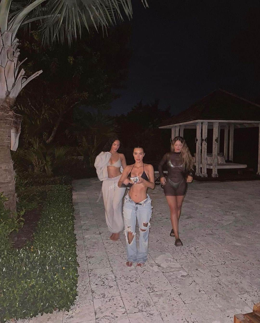 Olivia Piersonさんのインスタグラム写真 - (Olivia PiersonInstagram)「Vacay Photoshoot candids 📸🤍🌴」9月26日 5時41分 - oliviapierson