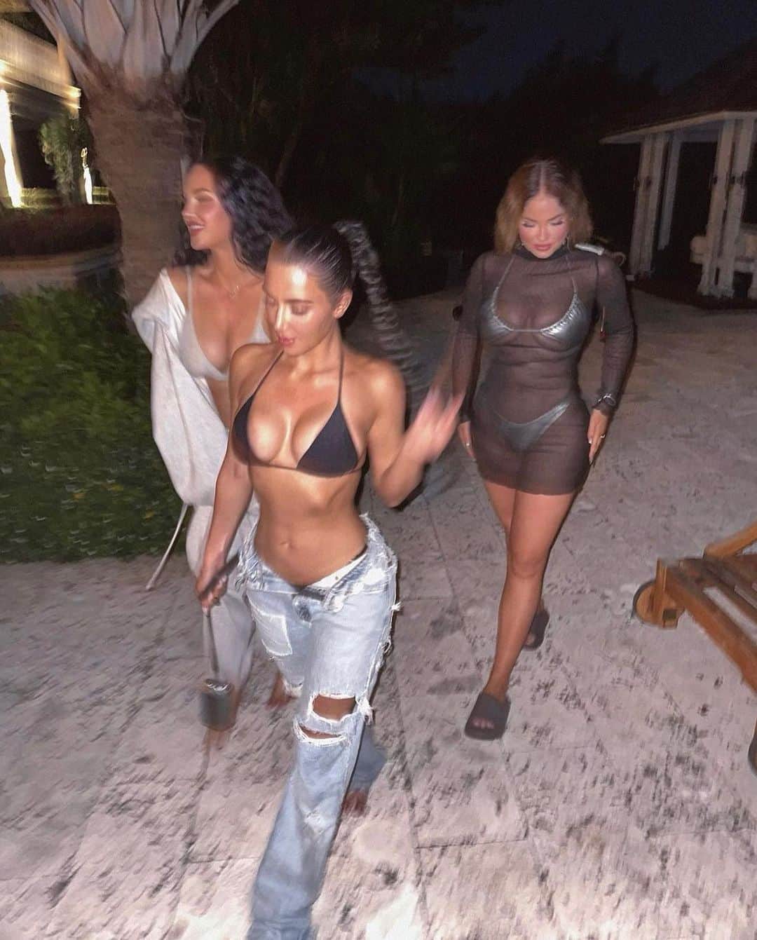 Olivia Piersonさんのインスタグラム写真 - (Olivia PiersonInstagram)「Vacay Photoshoot candids 📸🤍🌴」9月26日 5時41分 - oliviapierson